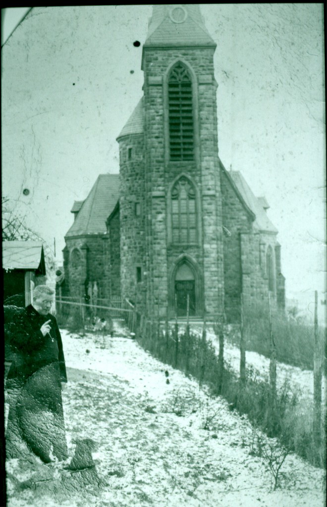 1930 Kirche mit Pfarrer Schoenemaekers